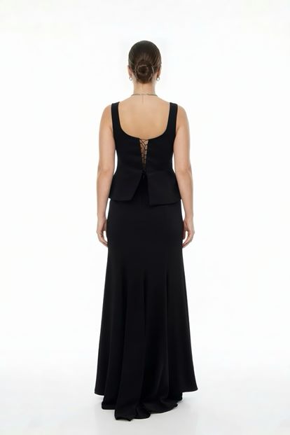 فستان سهرة أسود بأشرطة رفيعة، مقاس كبير، من بيبلوم 